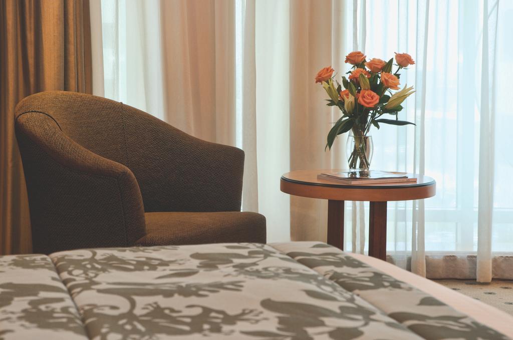 Wiseman Grand Hotel Doha Kültér fotó A room at the hotel