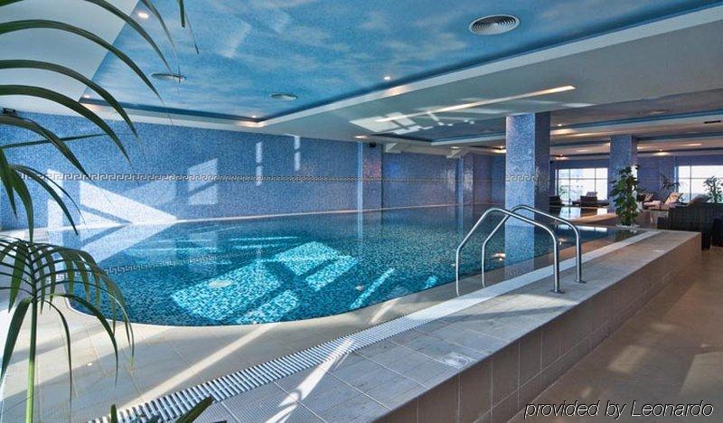 Wiseman Grand Hotel Doha Kültér fotó The swimming pool