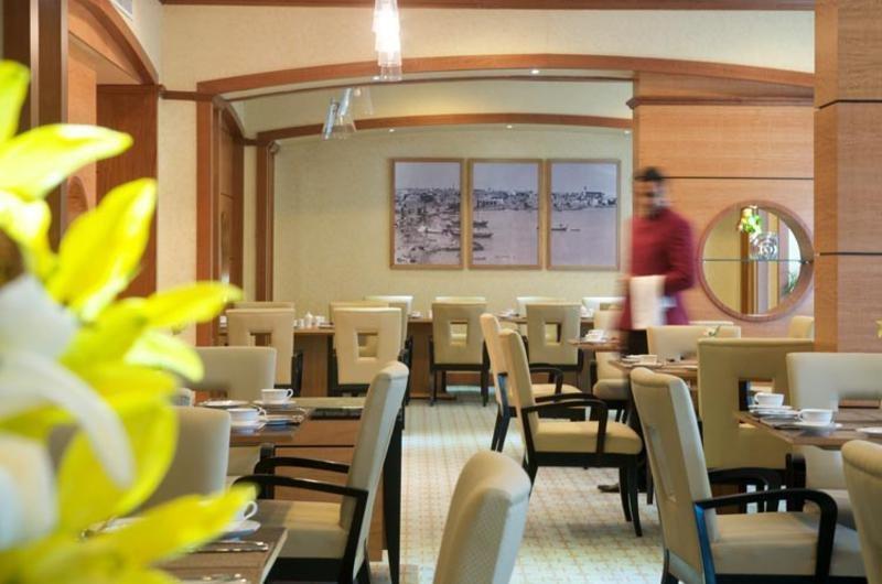 Wiseman Grand Hotel Doha Kültér fotó The restaurant