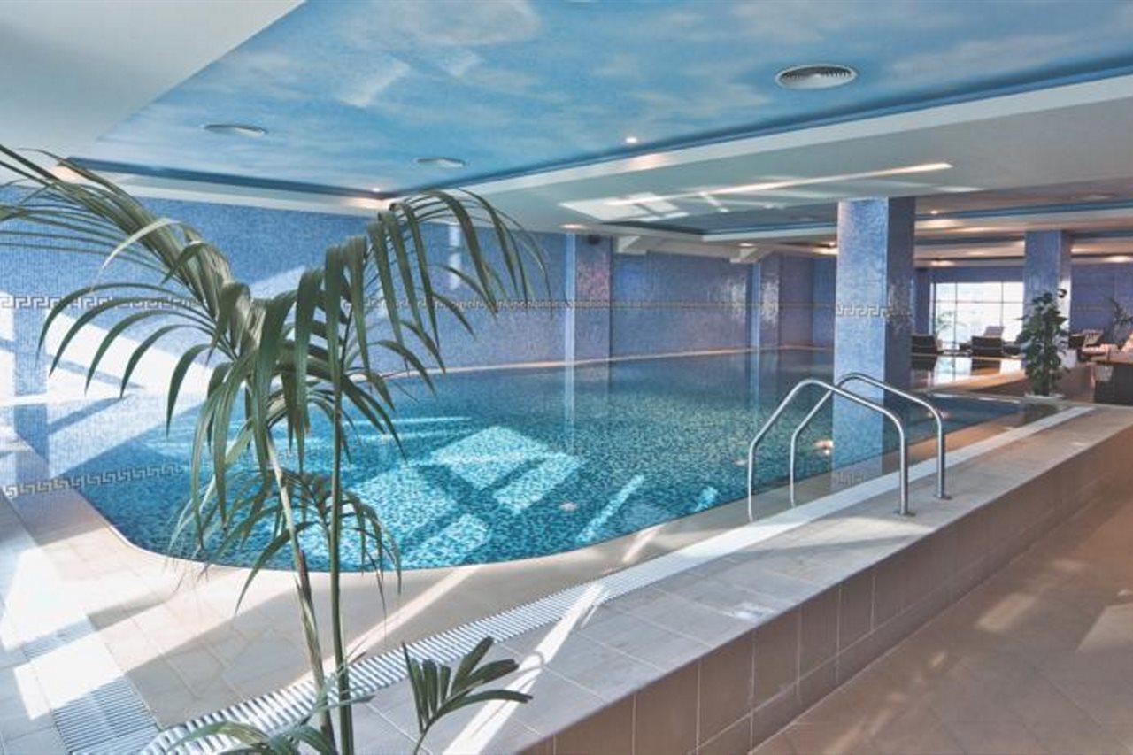 Wiseman Grand Hotel Doha Kültér fotó The swimming pool at the hotel