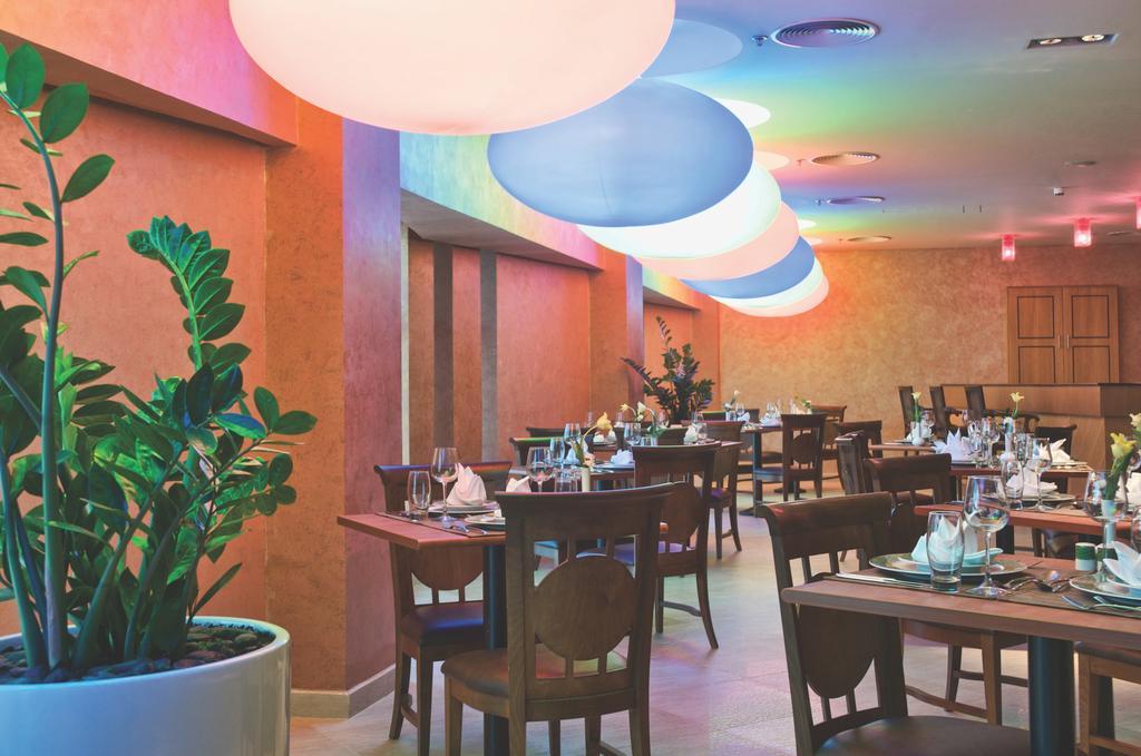 Wiseman Grand Hotel Doha Kültér fotó The restaurant