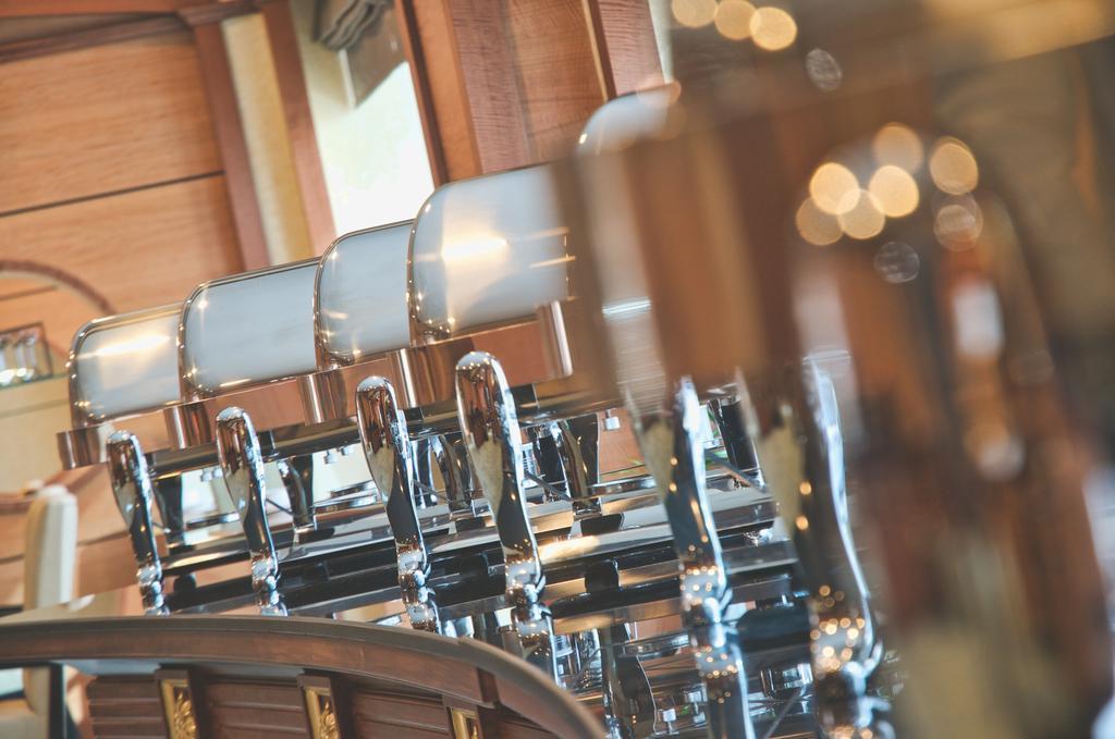 Wiseman Grand Hotel Doha Kültér fotó Beer taps