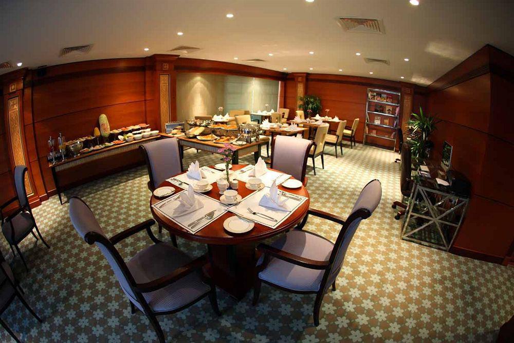 Wiseman Grand Hotel Doha Kültér fotó The lounge at the airport
